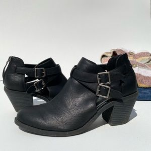 ♥️Madden Girl Buckle Side Ankle Boot 8.5